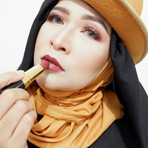 Bold look menurut aku adalah tampilan yang menunjukkan sisi berani atau percaya diri kita. Bold look bukan berarti harus memakai lipstick merah atau warna-warna gelap. Bold look bisa memakai semua warna ,dari nude sampai warna yang ngejreng, semua bisa  asalkan dipakai sesuai dengan kepribadian kita , nyamannya kita ,pedenya kita kaya gimana ,nah pastinya kita akan tampil dengan sempurna dan maksimal , itulah bold look menurut aku. Makeup kali ini aku menggunakan Revlon Lustrous Lipstick Raisin Rage dari @revlonid#makeupbyedelyne #myboldlook #revlonindonesia #superlustrouslipstick #makeupartist #makeupinfluencer #beautybloggers #beautybloggerindonesia #hijabstyle #hijabandfashion #makeupandhijab #makeupandfashion #clozetteid #starclozetter #makeup #kbbvbyacb #kbbvmember