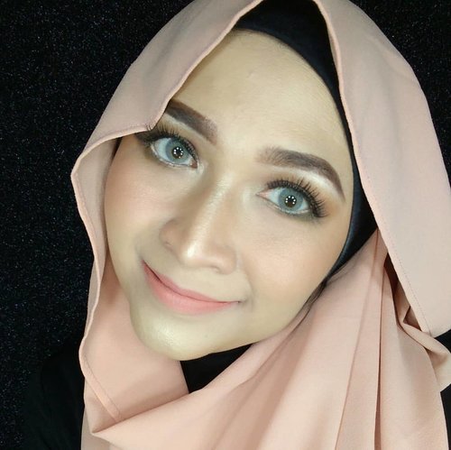 Life is like mirror, it will smile at you if you smile at it.#makeupbyedelyne #starclozetter #clozetteid #makeupinfluencer #influencer #makeupartist #mua #hijabstyle