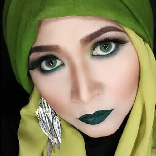 Ngga punya foto baru ,ini aja yaa. #makeupbyedelyne #greenmakeuplook #hijabandmakeup #makeupartist #makeuplooks #makeupoftheday #starclozetter #Clozetteid #kbbvmember #mua #makeuppassion #makeupandfashion #beautyinfluencer