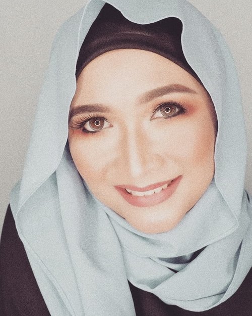 Jumat Mubarok 💙

Hijab by @khaliluna.idn

#brushedbyedelyne #makeupoftheday #clozetteid #hijabblogger #bloggerstyle #influencer #contentcreator #instagood