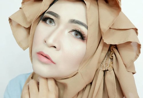 Fasting is an amazing thing.It gives people heart and soul💦Contact lens by @intannilaviasoftlens Solotica Avenue #makeupbyedelyne #hijabstyle #starclozetter #clozetteid #hijab #hijablookbook #makeupandhijab #hijabandfashion #wakeupandmakeup #makeup #mua