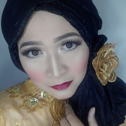 Ini adalah makeup look yang aku buat untuk kolaborasi 'Atom Carbon Blogger' dalam rangka HUT RI ke 71, apa saja kosmetik dalam negeri yang bikin aku seperti ini? Lihat di foto berikut nya ya.

#makeupbyedelyne #hijabbyedelyne #hijabdanmakeup #makeupuntukhijab #hijabstyle #starclozetter #clozetteid #hijab #hijabparty #makeupkebaya #hijabkebaya #kebayamuslim