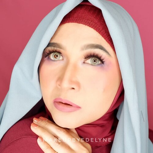 Hai, selamat malem minggu yaaa ...Kali ini aku mau ngenalin nih produk makeup yang aku pakai pada tampilan kali ini. Namanya @bellaoggiitaliaofficial , produk kosmetik baru yang oke banget dari Italia. Produk kosmetiknya lengkap , dari foundation , bedak, lipstick ,mascara , pensil alis , pensil bibir , dan lain-lain . Untuk makeup kali ini aku pakai : 1. Feel Perfect Foundation 02 2. Feel Nude Compact Powder 02 3. Feel Bronze 014. Fell Glamour Blush  025. Eyeshadow no. 1A6. Bomb Long Lasting Mascara 7. Tech Liner 8. Lip Liner 306 9. Brow Pencil 0310. Lip Matte Attrazione 0511  Mat Affair 02 Produk2 dari @bellaoggiitaliaofficial ini kualitasnya oke banget, foundationnya hasilnya matte dan lumayan bisa menutupi noda2 di wajah aku. Blush on dan bronzer nya warnanya sangat pigmented , jadi kalian ngga perlu ambil banyak2 , karena warnanya langsung keluar Mascara dan eyelinernya juga oke banget ngga gampang luntur dan warnanya hitam pekat . Untuk lipsticknya ,yang cair , hasilnya semi glossy , ngga lengket , bikin tampilan bibir jadi kelihatan sehat. Lipstick matte nya juga , walaupun hasilnya semi matte , ngga bikin bibir kita jadi kering . Kesimpulannya aku suka semua produknya , untuk harganya berkisar antara 100k-300k an , jadi masih terjangkau ya, dan terbilang murah untuk produk luar dengan hasil yang oke banget. Nah buat kalian yang mau beli, langsung aja ya ke instagram @cnfstoreofficial @bandungbeautyblogger #bandungbeautyblogger #brushedbyedelyne #makeup #clozetteid #mua #bloggerstyle #blogger