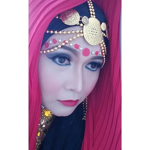 #bollywoodstyle #makeupbyedelyne #selfie #hijaboftheday #hijabstyle #hijabphotography #hijabbyedelyne #hijabiqueen #mua #indonesianbeautyblogger #clozetteid #makeup
