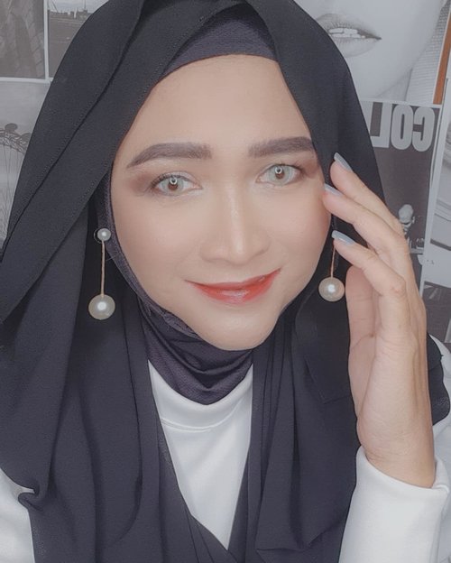 Sometimes it's better to just remain silent and smile 🙂

Ciputninja antem and pashmina by @khaliluna.idn 
Anting hijab by @disty.lyne 

#ootdbyedelyne #hijab #hijabstyle #hijabstyleindonesia #bloggerstyle #hijabblogger #clozetteid #hijabfashion