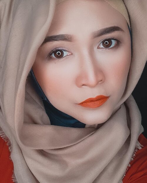 Virtual Beauty Class.⁣

Tadi sore materi yang diajarkan adalah makeup natural dengan menggunakan makeup minimal. ⁣
⁣
Untuk mata hanya menggunakan 2 warna eyeshadow, tanpa shading dalam. ⁣
Shading luar memakai eyeshadow yang dipakai pada mata , begitupun highlighter nya menggunakan warna muda eyeshadow yang dipakai pada bagian mata. ⁣
⁣
Tanpa menggunakan eyeliner dan tanpa bulumata palsu , hanya menggunakan maskara. ⁣
⁣
#brushedbyedelyne #makeup #makeupoftheday #clozetteid #hijabstyleindonesia #inspirasicantikmu #makeupnatural #naturalmakeup #makeuptutorial #belajarmakeup