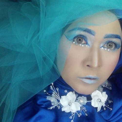 Softlens, frozen gray from @cleolens 
#makeupbyedelyne 
#hijabbyedelyne 
#aquarius
#mua
#indonesia
#makeupartist
#starclozetter 
#clozetteid 
#makeup