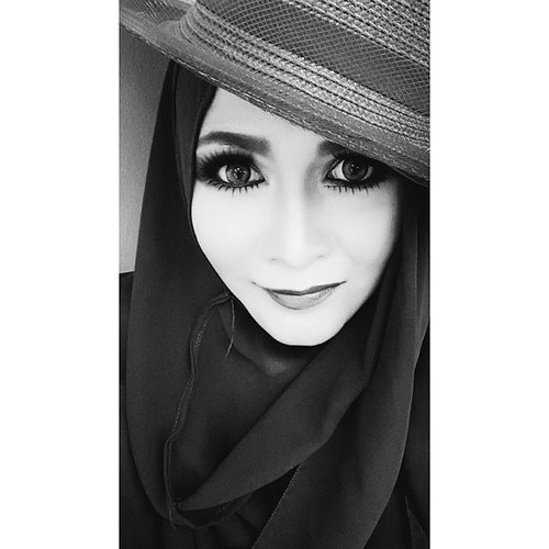 Bold eyes makeup tutorial soon at my blog #makeupbyedelyne #hijabbyedelyne #hijabiqueen #hijabstyle #hijabphotography #indonesianbeautyblogger #mua #riasmuslimah #muaindonesia #selfie #hijaboftheday #clozetteid #hijaboftheday