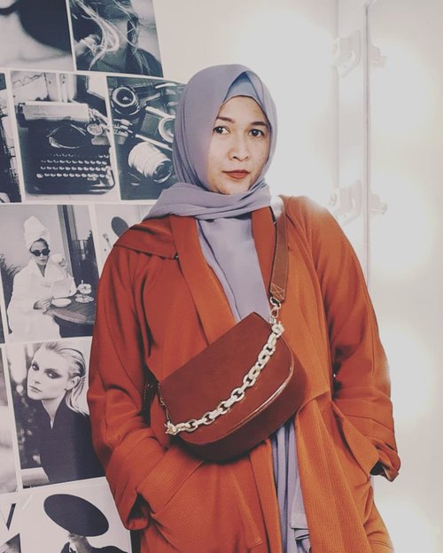 Tas sekeren ini bisa kamu dapatkan di @disty.lyne , lagi ada diskon cuma sampai tanggal 2 January 2021 , selama persediaan masih ada . 

Yakin ngga naksir ?? 😎😎

#ootdbyedelyne #outfitinspo #outfitoftheday #ootdhijab #clozetteid #bloggerstyle #hijabstyleindonesia #hijabstyle #hijabi