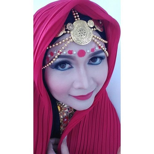 #makeupbyedelyne #hijabphotography #hijabbyedelyne #hijabiqueen #hijabstyle #bolywoodstyle #indonesianbeautyblogger #mua #muaindonesia #clozetteid #makeup