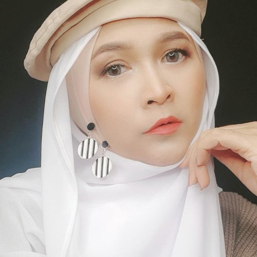 You don't become what you want, you become what you believe. 🌻🌻🌻🌻#brushedbyedelyne #selfreminder #instagood #influencer #blogger #bloggerstyle #quotes #hijabstyle #hidjeb #clozetteid