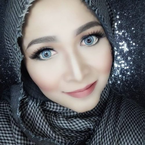 Every day may not be good, but there's something good in everyday.

Morning 🌻 
#makeupbyedelyne #hijabbyedelyne #makeupartist #muaindonesia #beautybloggers #beautyinfluencer #bandungbeautyblogger #Clozetteid #starclozetter #kbbvmember