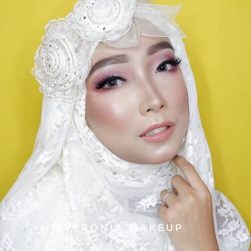 Makeup tutorialnya ada di postingan sebelumnya. @ltpro_official Glow Perfect Highlighter Kit 01 dan Glow Perfect Liquid Highlighter Aurora@ran_cosmetic_indonesia powder R23 Video lengkapnya ada di YouTube channel aku, link di bio. #makeupbyedelyne #makeupandhijab #makeupoftheday #riaspengantinmuslim #riasmuslimah #tutorialmakeup #makeup #beforeandaftermakeup #thepowerofmakeup #makeuptransformation #tampilcantik #inspirasimakeup #wakeupandmakeup #makeupandhijab #makeupartist #muagarut #muabandung #noeyebrowtrimming #muaindonesia #mua #makeupartist #makeupartistworldwide #makeuptutorial #bandungbeautyvlogger #bandungbeautyblogger #minitutorial #makeup #clozetteid #belajarmakeup #naturalmakeup #makeuplover #makeupaddict