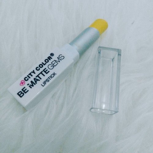 Berani pake lipstick kuning??? #makeup #lipstick #lipstickoftheday #starclozetter #clozetteid #beautyfashionblogger #beauty