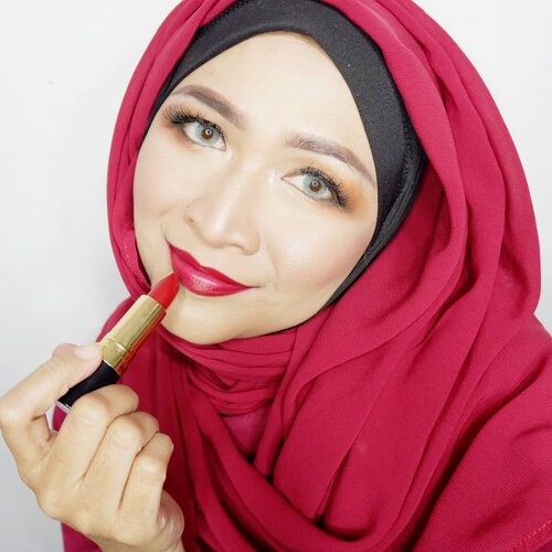 Makeup bold menurut aku ,harus didukung pula oleh kepribadian yang berani,berani dalam arti yang positif. Makeup bold harus didukung oleh aplikasi yang tepat agar tidak terlihat berlebihan atau norak, untuk bibir yang bold riasan mata aku aplikasikan dengan warna-warna yang lebih natural, sebaliknya utk riasan mata yang dramatis, gunakan warna bibir yang lebih nude. Keseimbangan dalam makeup bold itu penting ,agar tampilan lebih enak dilihat. Tapi kembali lagi ke pribadi masing-masing karena makeup is art, dan art tidak tidak dibatasi oleh aturan yang baku.Lipstick by @revlonidSuper Lustrous Lipstick - Love is On#myboldlook #revlonindonesia #makeupbyedelyne #makeupartist #makeupandhijab #makeupinfluencer #starclozetter #clozetteid #kbbvmember #beautybloggers