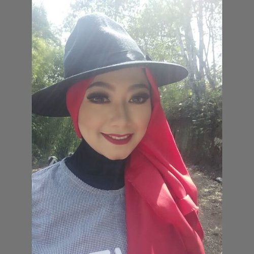 Makeup photoshoot for @rindhyfos #makeupbyedelyne #hijabbyedelyne #indonesianbeautyblogger #mua #muaindonesia #riasmuslimah #hijabers #hijabfashion #instahijab #hijabstyle #hijab #hijabinstyle #hijabIndonesia #hijaboftheday #hijaboftheworld #clozetteid #HOTD #ScarfMagz #makeup #hijabellamagazine #hijabmodern #dressyourface #wakeupandmakeup