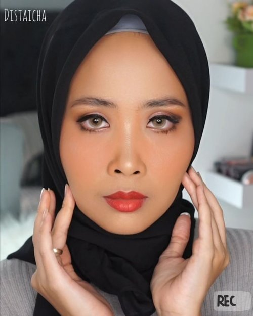 Pose sakit gigiMini tutorial #nyadisyaicha Buat look yang ala ala smokey eye tp buru-buru,bisa dicontohDetail@urbandecaycosmetics ( #nakedreloaded) #udindonesia@maybelline (eyeliner)@nyxcosmetics_indonesia (eyeshadowbased)@rollover.reaction...#100daymakeupchallenge #beautyenthusiast #beauty #beautygram #makeup #makeuptutorial #contourtutorial #makeup #beautygoersid #indobeautygram #indoveautysquad #beautygram #beautybloggerindonesia #tasyashoutoutfarasya  #clozetteid #clozette #ivgg #ivgbeauty #esqa #esqaddicted #minitutorial #indovigram #eotd #ibv @beautybloggerindonesia @tampilcantik @ragam_kecantikan @cchannel_beauty @indobeautygram @tips_kecantikan @popbela_com @clozetteid @bloggermafia @wakeupandmakeup