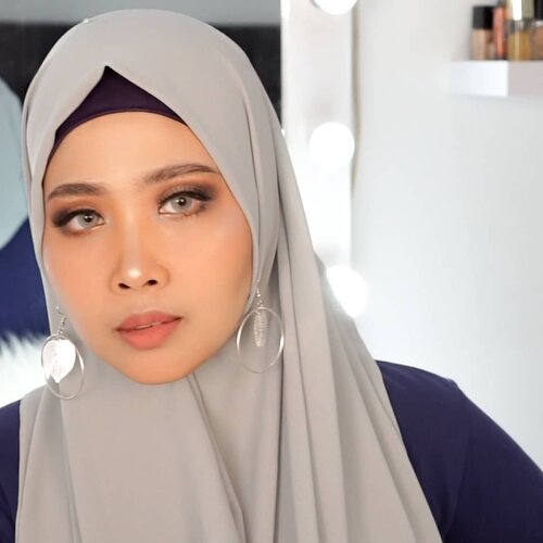 Disini buat 2 look dari palletenya @beautyofsaira Look 1MaldivesBandungVeniceMonte carloTokyoLook 2MaldivesRomeHongkongSydneyPs: disini gw pake softlensya dari @zendiixsoftlens( topazio grey)#eyemakeup #beauty #clozetteid #bosbabe