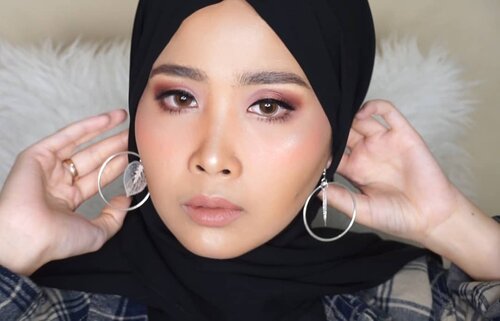 Full face Using High end Brand Makeup Tonight up youtube channelProductsbasedmakeup1. @skii_id ( dermdefinition uv lotion)2. @guerlain.id ( lo'r primer gold)Foundation1. @diormakeup ( forever foundation 025)2. @guerlain.id ( aqua nude clair/light)3. @benefitindonesia (holla happy foundation 02)Conclear& blush cream1. @urbandecaycosmetics (all nighter medium/clair)2. @glossier( creamy blush puff)Eyebrow1. @benefitindonesia ( browzings 05)Eyeshadow1. @urbandecaycosmetics ( naked heat pallete)2. @toofaced (chocolate bon bons)Mascara1. @benefitindonesia(Bargarl bang)Bronze&blush powder1. @benefitindonesia ( holla bronze)2. @benefitindonesia ( california)Highlight1. @urbandecaycosmetics ( urbandecayXkristenlean)Lipstick1. @maccosmetics ( kinda sexy)2. @urbandecaycosmetics ( matteXkristenlean bunbun)#clozetteid #makeuptutorial #beautytips #wakeupandmakeup @indobeautysquad #indobeautygram @indobeautygram @wakeupandmakeup #motd #tips