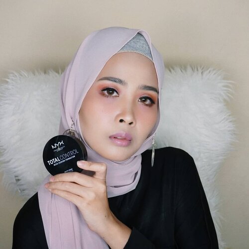 Beberapa hari ini lagi suka banget pk produk cushion dr @nyxcosmetics_indonesia ,hasilnya matte yangg bikinnn lagi total contol mesh cushion foundation long lasting,natural finish,non-cakey,comfortable.Disini gw pake shade yang "true beige"#clozetteid@clozetteid #makeup #clozetteidreview #totallycontrol #nyx #NYXxclozetteidreview #NYXxclozetteid