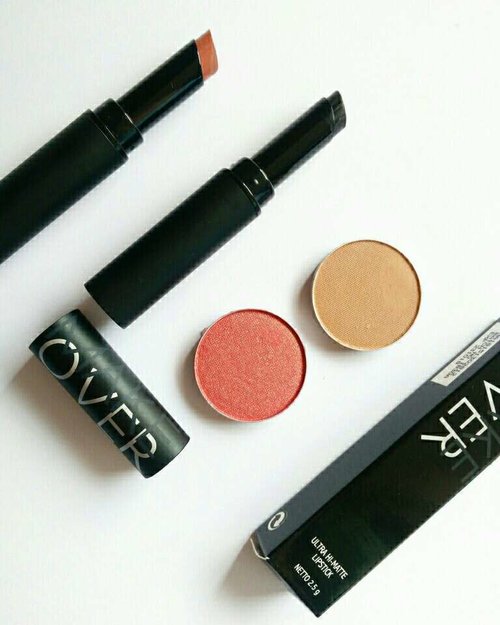 The craziest thing that I've ever done bought a black lipstick.
#makeup #makeover #beauty #makeupflatlay #ltpro