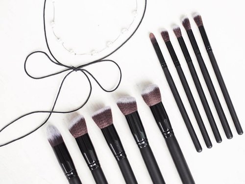Affordable brush set from @nurbesten 👌🏻✨
-
Overall, it's a great set to use to play around with makeup because of the variety of shapes and sizes! -
Full review of this and acrylic drying rack I got a few weeks ago is up on the blog! Check it out at everythingaboutbella.com 😘