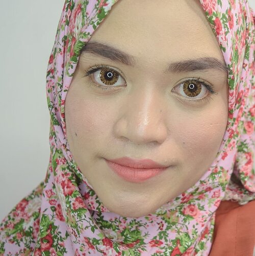 Sumpah dari tadi bingung mau nulis apa dicaption. 🙈.. .. Kalau makan nasi padang enaknya lauk apa ya gaes?.😂😂😂... Foundation : The Ordinary Serum Foundation 1.2YGBeli di @benscrubLip : @romandyou zerogram matt lipstick 06 Envy Me.Beli di Charis Shop (klik link di Profile)..... #clozetteid #hijab #motd #makeup  @charis_celeb