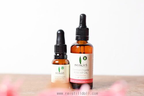 Sudah tahu ngga manfaat Rosehip oil untuk kulit wajah?. Manfaat Rosehip oil itu banyak banget beberapa manfaatnya yaitu menyembuhkan jerawat, menyamarkan bekas jerawat, meratakan warna kulit, kaya akan anti-oksidan, anti-aging , etc.

Kali ini aku mereview salah satu Rosehip oil yang rekomen buat yg punya kulit berminyak dan berjerawat.

http://www.reistilldoll.com/2018/01/sukin-certified-organic-rosehip-oil.html

Where to buy @benscrub

#clozetteid #rosehipoil #skincare #beauty