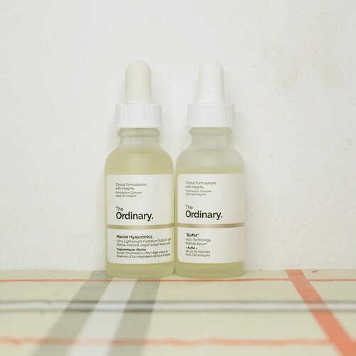 Dua produk dari @deciem yang bakalan aku review. Untuk sementara aku akan share first impression aku aja yaa
....
💛The Ordinary Buffet : Wah ini sih serum juara. Teksturnya light even buat oily skin sih aman banget ga berasa berat. Biasanya produk anti-aging itu (setau) identik dengan produk yg rich dan agak berat dikulit berminyak. Kalau ini sih ringan, bikin aku makin semangat pakai produk anti-aging/wrinkle. Sebenarnya ini sudah botol kedua. Cuma pas botol pertama aku ngga sempat foto buat review. 💚The Ordinary Marine Hyaluronics : Kemarin sempet galau berat mau nyoba yang mana diantara dua seri Hyaluronic acid punya The Ordinary. Pada akhirnya aku beli ini karena katanya sangat ringan buat kulit oily. And yes, pas aku swatch teksturnya super light banget dong. Cair banget kaya air dan cepat banget resapnya. Duh kayanya ini bakal aku suka banget. Ga sabar mau templokin sebotol kemuka.
... Kalian sudah mencoba yang mana? Share ke aku dong.
... kemarin sih belinya di @benscrub yaa.
.. #clozetteid #skincare #serum #deciem #bloggerskincare #reviewskincare