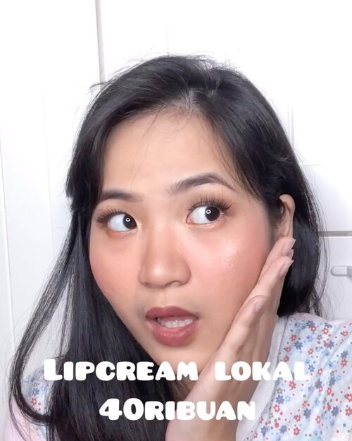 TGIF! Besok weekend yeey🥳.Memanggil geng receh karna aku nemu lipcream lokal, cuma 40ribuah😭 ongkos pp gojek sehari dapet 1 lipcream, seminggu bs koleksi full shade HAHA🙈 ..Btw #jenntanshortreview kali ini:Packagingnya gemes, tutupnya pink dong😭 mana tahan imanWarnanya pigmentedTeksturnya nyaman di kulitMatte finishWarnanya ga terlalu variasi, tp justru cocok banget buat sehari2 gitu! Aku definitely pake ini buat ke kantor hihi...km suka shade manaa?🙈.....#beautybloggertangerang #BBTxFanbo #FanboCosmetics #FanboChocoRushLipCream #Fanbolipcream #cicireceh #clozetteid #collabwithjenntan @fanbocosmetics @beautyblogger.tangerang