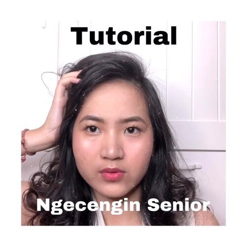 Mana yang lagi mau ngecengin senior? HAHAHA ga dikampus ga disekolah pasti deh yang cewe2 nih demen banget ngecengin senior. Lewat2 doang gacukup beb! Dandan sampe silau biar dilirik🤪...DeetsL’oreal infallible concealerEmina lip tintMiniso eyebrowsMaybelline chrome highlighterMineral botanica acne spray.....#clozetteid #kbbvfeatured @kbbv.id #beautiesquad @beautiesquad #indobeautysquad @indobeautysquad #jenntanmakeup #caramakeup #tutorialdandan