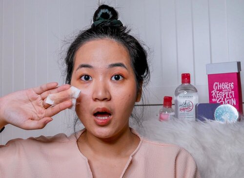 Jadi banker & content creator sama2 butuh penampilan yang mendukung. Seperti yang kamu suka liat di instagram, ya sering makeup. Yagimana, kalo gadibersihin maksimal suka ninggalin residu kayak kenangan mantan. Jadi selalu cari pembersih muka yang emang bagus, bisa bersihin maksimal & aman buat kulit acne prone kayak aku. ..Micellar water yang aku suka pake si @bioderma_indonesia punya sensibio h2o. Udah warnanya pink gemes banget (and my fav color wkwk) trs emang bersihin semua makeup maksimal (kecuali si waterproof2 makeup ini emang perlu effort lebih). Happy 25th anniversary Sensibio H2O nya Bioderma ✨.....#25YearsAnniversary #RespectMyChoices #BiodermaIndonesia #SensibioH2O #SensibioTonique #BiodermaXClozetteIdReview #ClozetteIDReview #ClozetteID @clozetteid