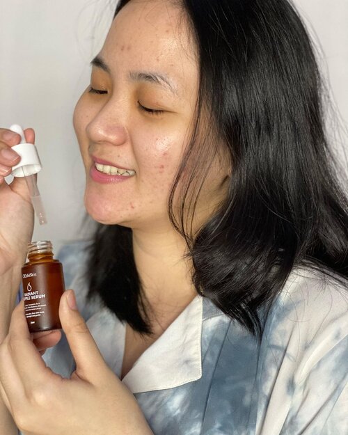 Serum buat kulit sensitif cheeeckkk! Wajib cobain Radiant Supple Serum nya @elsheskin ✨ ..Serum ini bagus buat yang: Kulitnya kusamWarna kulit ga rata (banyak bekas jerawat kayak aku)Anti aging..Kandungannya juga mantep! Mulai dari mulberry extract, sirsak, centella asiatica, arbutin, niacinamide, tranexamid acid, dan bisabolol. Concernnya memang buat soothing, hydrating, dan meratakan warna kulit. Makanya bisa buat semua jenis kulit 🙌🏻..Ohiya jangan lupa buat pake serum pagi & malem yaah! 🥰....#jbbinsider #jakartabeautyblogger #jakartabeautybloggerfeatelsheskin #bekindtoyourskin #clozetteid