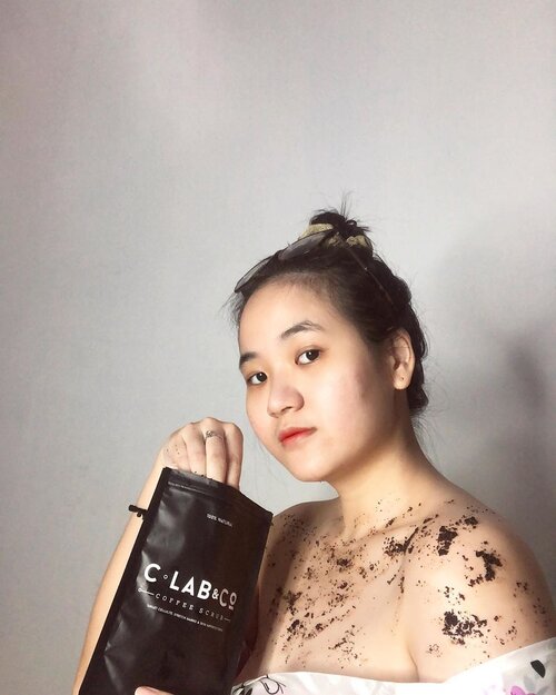 #jenntanshortreview bodycare edition! Lagi nyobain coffee scrubnya @c_labandco , natural brand aussie yang baru masuk indo. Kepo nyoba, karena dia vegan friendly & aku personally emang suka coffee scrub. Agak beda dari biasanya, scrubnya ini udah ready-to-use. Jd bukan lagi berupa bubuk, tapi campuran dengan essential oils (ini enak bgt kulitku jd lembab btw), kopi arabika (yaiya kan kandungan utamanya wkwk), vit e, sea salt. ..Ngescrubnya juga ampuh ngebersihin, size butirannya standar, tapi kok bisa efektif bgt ngebersihinya?? Tp emg agak merah dikit abis discrub, menurutku wajar sih. Selama ga sakit, aku gapapa bgt. .Yang bikin betah lagi: aromanya. 新鲜 , Wuenak pol! Ada aroma citrus, jadi bawaanya seger. Bahkan setelah aku scrub, seruangan jadi wangi banget🤣 真棒！..Belinya di @sociolla ..#clabandco #scrubinatub #cicireceh #clozetteid #coffeescrubs #naturalscrub #veganbodycare #veganbeautyproducts #naturalbeautyproducts #bodycaretips #bodycareroutine