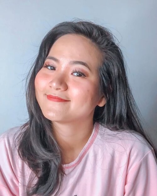 Lagi pms be like: sensitif lvl 💯Makeup aja biar happy🥰..DeetsCushion @rollover.reaction 102Eyebrow gel & Loose powder @thebodyshopindo 02Eyeshadow @mybeautypediaid catrice the bronzeEyeliner #maybellineindonesia Bronze & blush the bodyshop face paletteLipcream @blpbeauty .....#clozetteid #jenntanmakeup #makeuppemula #belajarmakeup #dailymakeup #koreanmakeuptutorial #beautiesquad #indobeautygram @cchannel_beauty_id