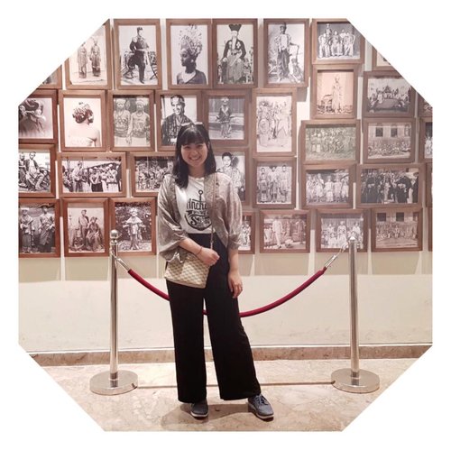 Had a great time at @museum_nasional_indonesia ❤️ udah berkali-kali dateng kesini, berkali-kali juga jatuh cinta sama tempatnya! Se menyenangkan itu, se ngangenin itu museumnya. Kebanyakan pamerannya barang2 peradaban masa lampau. Mulai dari prasasti, keramik, sampe brankas emas. Kalo suka museum wajib banget cobain kesini!😊
.
.
.
.
.
.
.
.
#clozetteid #fashioninfluencers #ggrepstyle  #whatiweartoday #fashionpeople #stylebloggerindo #urbanfashionista #lookbookindonesiainspired #fashionphotographyindo #beautynesiamember #indonesianfemaleblogger @gogirl_id #museumrat #jenntantraveljournal  #jenntan