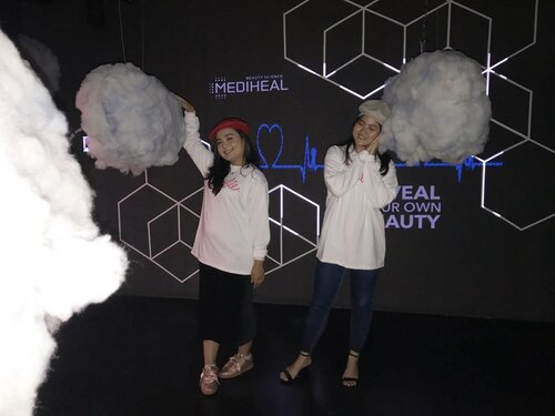 Had fun at @tenblocksmuseum , jadi ini  tempat foto2 gituu. Ada 10 instalasi didalemnya, including this one. Di instalasi @mediheal_idn ini jujur gemes banget!! Jadi kita bisa boomerang gitu di gadget mereka, terus muncul di layar dong😭❤️🥺 bisa foto terus tunjukin mamak dirumah, maaak aku masuk layar!🤣 .
.
Yang main ke tenblocks wajib bgt cobain ruangan satu ini! Adanya di grand indonesia, lantai 5. Tiketnya cepeceng doang gais a.k.a seratus ribuan. ☺️ .
.
.
.
.
#clozetteid #medihealxtenblocks #cicireceh #collabwithjenntan #grandindonesia @grandindo