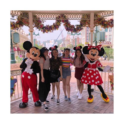 Itu yang pada jomblo coba ke taman bermain, biar malem minggunya ga sendirian dipojokan🤣🤣... Dapet salam dari mickey sama minnie. ....#cicireceh #clozetteid #recehkaninstagram #explorehongkong #hongkongdisneyland #hongkongtraveller #hongkongtrip #hongkongtravel #hongkongstyle