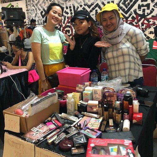 Had fun today! Berbersih rumah sekalian nambah wang jajan buat beli permen yakaan! ..Tadi flea market bareng @indobeautysquad @beatnik_jkt 🤗❤️ .Karna selalu belanja makeup dan skincare apalagi pas diskon, terus numpuk bingung dikemanain kamarnya udah penuh😭 jadi dibagiin atau dijualin adalah solusi yang solutif wkwk pulang kantor sempet2in pilihin barang buat flea market hari ini💕...Jujur paling mager ikut bazaar gini karna harus sediain uang kembalian, simpen cashnya, takut ilang, etc. Jadi biar cashless transaksinya pake qrcode😎 tinggal transfer tapi garepot daftar2in nomor rekening lagi 😁 ternyata yg dtg jg byk yg belom tau fitur ini, jadi pada ketagihan main qr code deh tuh🤣..#dibikinsimpel #kreatifcariduit @smartmoney_co @goodlifebca #clozetteid #indobeautysquad #digitalbanking