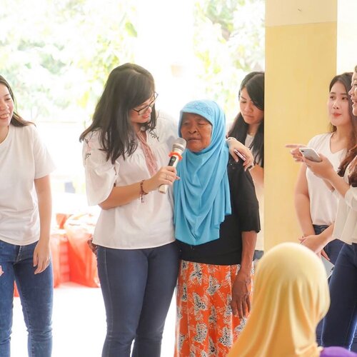 Throwback ke acara charity bareng temen2 @creatorsforcharity.id di panti werdha jelambar bulan lalu, it was fun and touching. Selalu dedicate myself buat volunteer setiap ada kesempatan, karna berbagi waktu & cerita sangat berharga buat mereka (& me). Karna menurutku salah satu cara menikmati hidup adalah dengan menjadi relawan...Happy2, nyanyi2, sampe lunch bareng & dengerin cerita mereka. Dari yang ga ingin membebani orang sampe yang ditolak keluarganya dan harus bertahan sendirian, dalam kesulitan. Ada yang rindu dengan keluarganya yang entah ada dimana. Ada yang sedih karna ditinggal dan mengingatkan agar kita tidak meninggalkan orang tua. ...Kehadiran yang hanya sebentar begitu berarti untuk mereka. Bahkan banyak yang minta kita dateng lagi. ..Semoga next time bisa ketemu lagi💕.....#clozetteid #cicireceh #volunteering #relawanindonesia #pantiwerdha #baktisosial #forabetterworld #womenempowerment