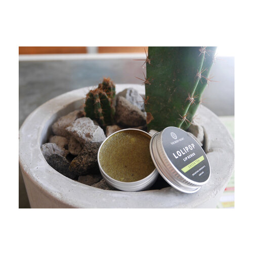 The secret behind pinky kissable lips : lip scrub as my routine! Iyes cukup pake ini aja, seminggu 1-2x buat buang kulit mati di bibir. Jadi bibir kita bakal lembut enak gitu. Ini salah satu yang aku suka, lip scrub rasa greentea (who doesn’t love greentea?!) by @thebodyheart ini bahan nya pake gula gitu, jadi bener-bener bisa angkat bersih deh. Siapa yang suka pake lip scrub juga? 💋 #jenntanshortreview .........#clozetteid #ggrep #jenntan #jennitanuwijaya #beautynesiamember #kbbvmember #beautiesquad #beautyinfluencerjakarta #bloggermafia #indonesianfemaleblogger #fdbeauty