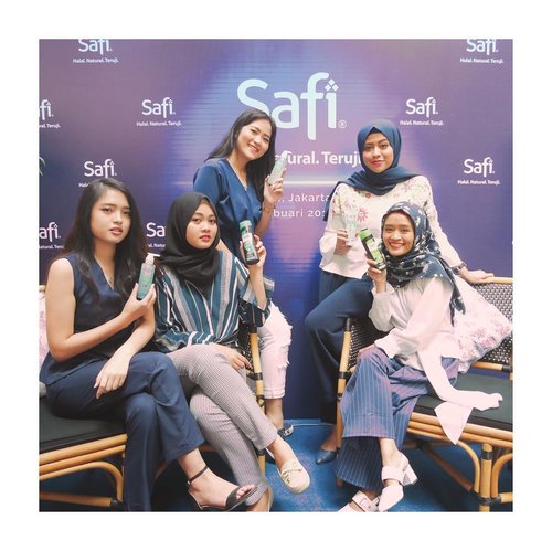 Having fun with my girls at @bluejasminejkt with @safiindonesia and @beautynesia.id 💕 playing around with skincare and haircare, improve our knowledge about halal products and the research institute itself. In less than one year they’ve succeed in Indonesia’s beauty market, and soon will be launching new products. Gonna share the details on my blogpost! ..........#bloggergatheringsafi #safixbeautynesia #halalnaturalteruji #jenntan #clozetteid #collabwithjenntan #girlsquadgoals