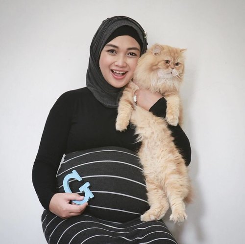 Expecting Baby G 💙..#pregnancyphotoshoot #babybump #35weekspregnant #pranataphotography #dirumahaja #eos6d #15yearsofwaiting #persiancat #kucinggreenpark #ivfsurvivor #morulaivf #hijabi #bumpstyle #preggostyle #clozetteid