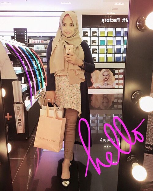 Hello 👋🏻..#clozetteid #ootd #hotd #mirrorselfie #bumpstyle #hijabstyle #modestwear #picsart #instagram