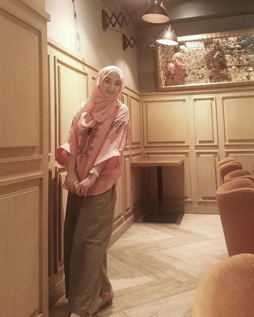 Definisi foto bagus menurut sebagian (besar) perempuan itu adalah terlihat tinggi dan ramping 😌 Kurang peduli sebetulnya itu foto agak burem atau goyang 😁😅😜 I am wearing printed blouse from @shedoes10 contact instagram profile to purchase 😊😘 #ootd #clozetteid #hijaboftheday #hijabfashion