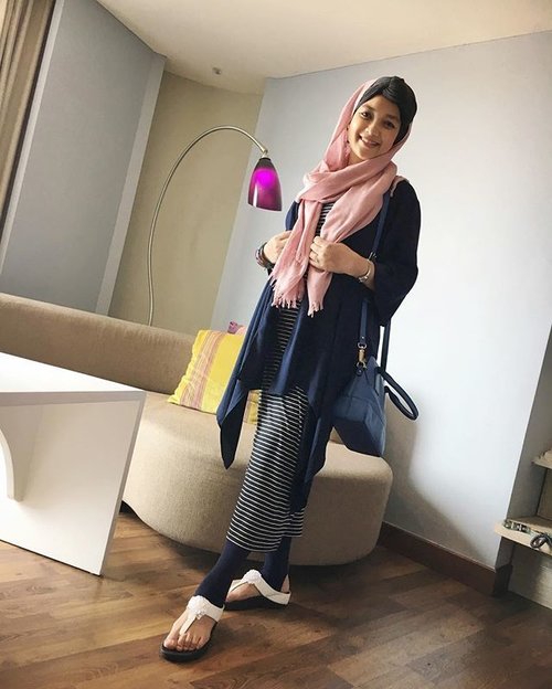 Comfy dress is priority when the belly starting to bump 👶🏻💘 #preggostyle #pregnancyjourney #ivfsurvivor #bumpstyle #20weekspregnant #Alhamdulillah #ootd #hijabers #clozetteid #hijab #smile
