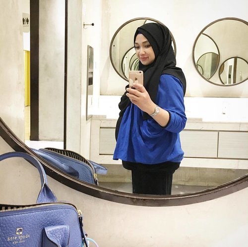 In the mood of blue and black 🔵⚫️.#ootd #bumpstyle #clozetteid #fashion #modestwear #hijabstyle #mirrorselfie #babybump #34weekspregnant