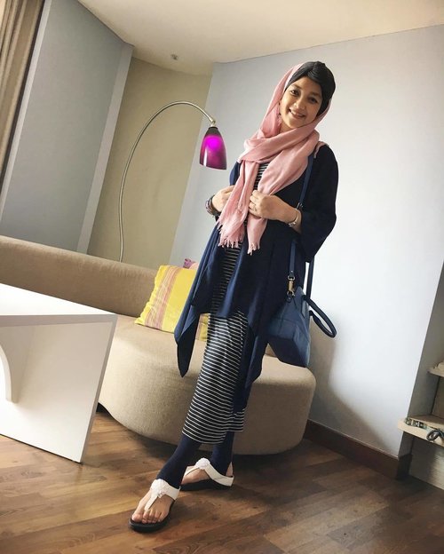 Comfy dress is priority when the belly starting to bump 👶🏻💘 📷 @pranata95 .@lafayettejkt @clozetteid #LafayetteJKTxClozetteFIU #HijabinFashion.#preggostyle #pregnancyjourney #ivfsurvivor #bumpstyle #20weekspregnant #Alhamdulillah #ootd #hijabers #clozetteid #hijab #smilef