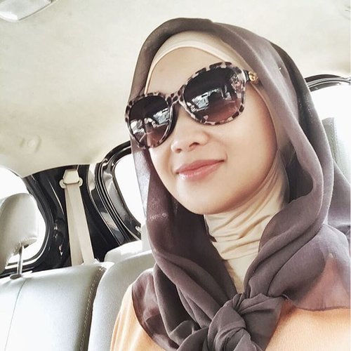 Selfie of the day dari dalam Uber yang joknya mulai ancur dan langit-langitnya kumel bener, tapi bapak drivernya baik dan ramah sekali, udah agak tua pula, so i still give him 5 stars 😊Hijab of the day katun paris aja diiket, inner ninja beli di @sagitariesbutik 💛#clozetteid #hijab #hotd #hijabstyle #moslem #sunglasses #selfie