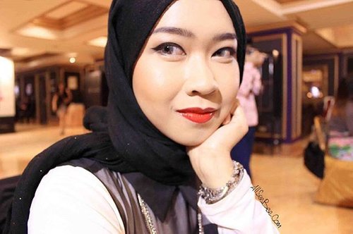 Check out my blog to read about my current affair on red lipstick and monochrome outfit 😏http://goo.gl/7frlNJ#allseebee #ClozetteID #hijab #monochorome #redlips